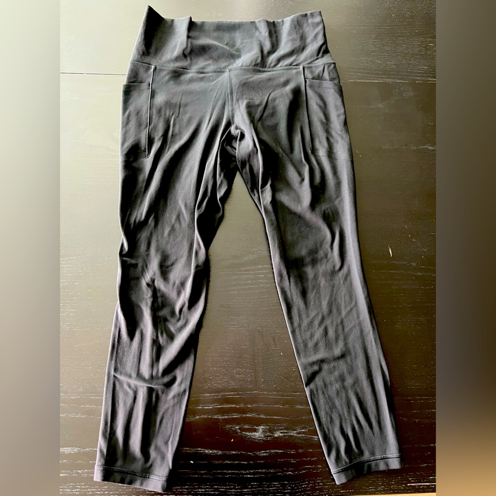 Athleta Salutation Stash 7/8 leggings